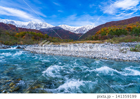 秋の白馬村・白馬大橋付近から見る紅葉した山々と冠雪した後立山連峰【長野県】 秋の白馬村・白馬大橋付近から見る紅葉した山々と冠雪した後立山連峰【長野県】 141359199