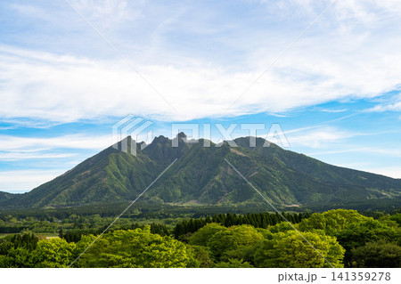 快晴の阿蘇根子岳の景観，熊本県 141359278