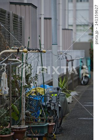 路地裏の道 141359627