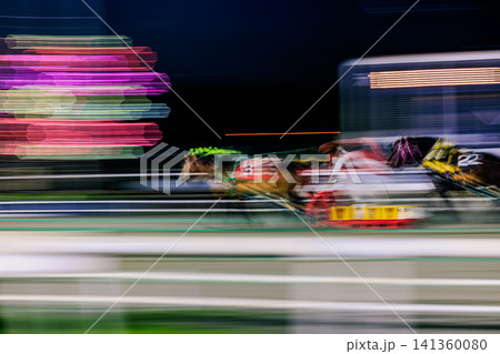 スローシャッターでアートに切り取った北海道の伝統的なばんえい競馬の夜 141360080