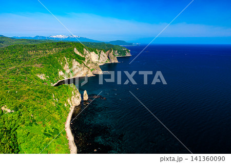 豊かな緑の崖とどこまでも続く水平線が織りなす積丹半島の夏の風景 豊かな緑の崖とどこまでも続く水平線が織りなす積丹半島の夏の風景 141360090