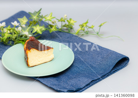 ランチョンマットとバスクチーズケーキのテーブルフォト ランチョンマットとバスクチーズケーキのテーブルフォト 141360098