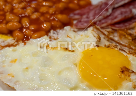 Baked white beans in tomato sauce texture close up Baked white beans in tomato sauce texture close up 141361162