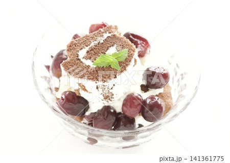 冷凍ぶどうをのせたロールケーキ 141361775