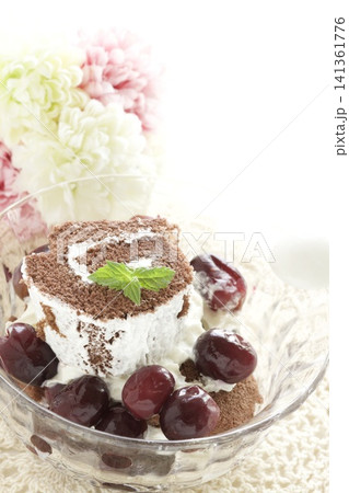 冷凍ぶどうをのせたロールケーキ 141361776