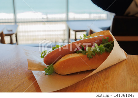 きれいな海を一望できるカファで食べる美味しいランチ きれいな海を一望できるカファで食べる美味しいランチ 141361848