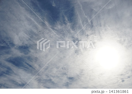太陽と雲の多い空 141361861