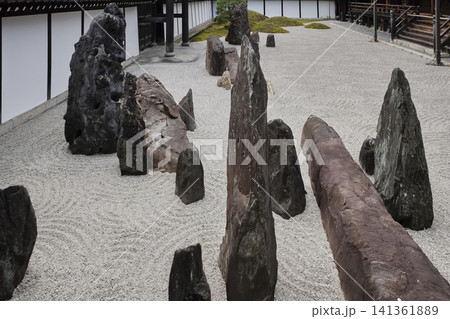 緑の京都 東福寺本坊庭園の不老不死を感じる鋭く立てられた巨石群 緑の京都 東福寺本坊庭園の不老不死を感じる鋭く立てられた巨石群 141361889
