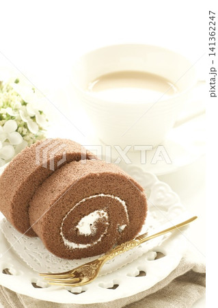 チョコレートロールケーキとミルクティー チョコレートロールケーキとミルクティー 141362247