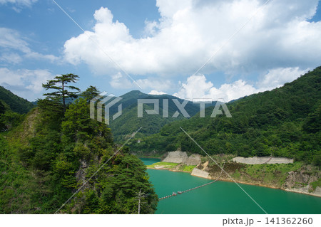 鮮やかな四万ブルーの水面と新緑の山々が美しい群馬県四万湖の絶景 鮮やかな四万ブルーの水面と新緑の山々が美しい群馬県四万湖の絶景 141362260