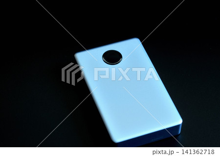 スマートフォン充電用モバイルバッテリー 外付けバッテリー 黒背景 スマートフォン充電用モバイルバッテリー 外付けバッテリー 黒背景 141362718