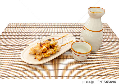 塩味で食べる焼き鳥（ねぎま）と日本酒 141363090