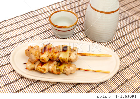 塩味で食べる焼き鳥(ねぎま)と日本酒 塩味で食べる焼き鳥(ねぎま)と日本酒 141363091