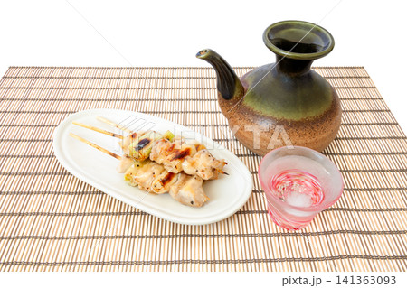 塩味で食べる焼き鳥（ねぎま）と冷酒 141363093