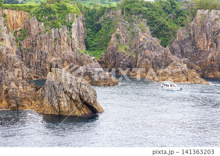 佐渡島の景勝地、尖閣湾の風景と遊覧船 141363203