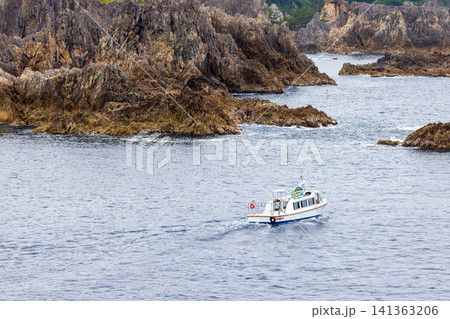 佐渡島の景勝地、尖閣湾の風景と遊覧船 141363206
