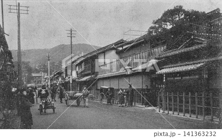 古写真 1907-1918年 京都 祇園の四条通(奥に八坂神社の西楼門) 古写真 1907-1918年 京都 祇園の四条通(奥に八坂神社の西楼門) 141363232