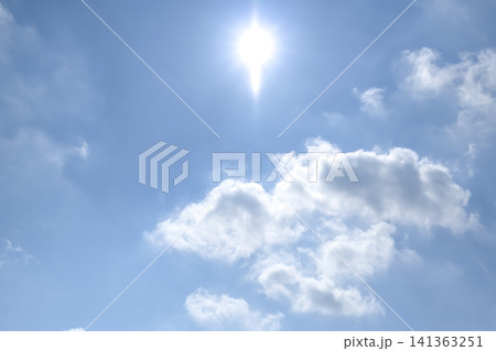 横浜の夏空 太陽と白い雲 141363251