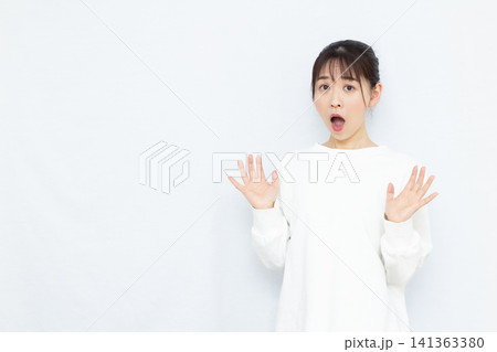 びっくり驚いている女性 びっくり驚いている女性 141363380