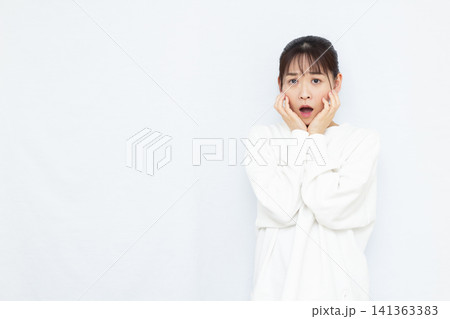 びっくり驚いている女性 びっくり驚いている女性 141363383