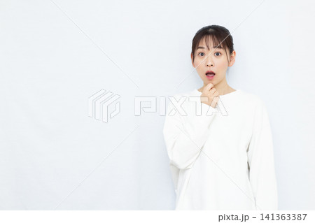びっくり驚いている女性 びっくり驚いている女性 141363387