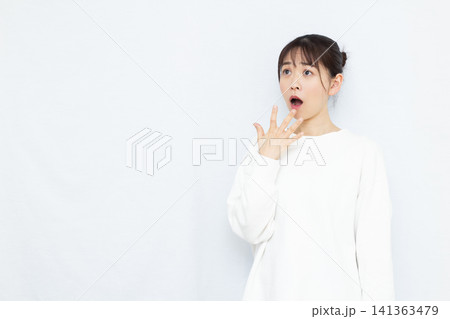 びっくり驚いている女性 びっくり驚いている女性 141363479