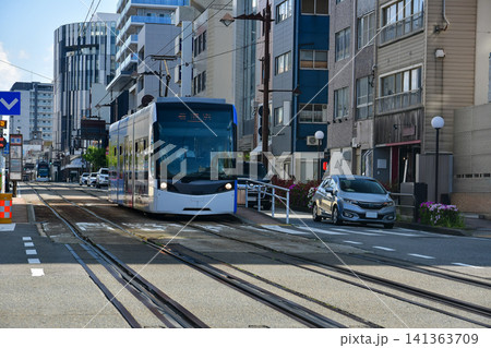 市街地を走行する路面電車と都市交通 市街地を走行する路面電車と都市交通 141363709