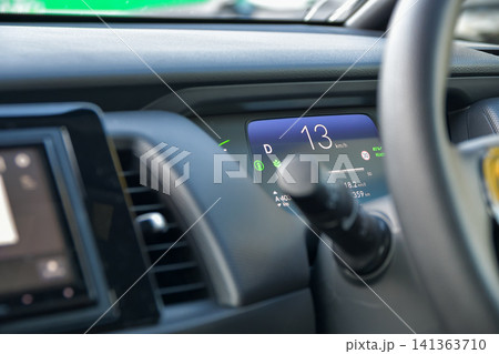 渋滞時の徐行運転と車内のスピードメーター 渋滞時の徐行運転と車内のスピードメーター 141363710