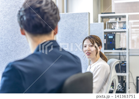 フリーアドレスオフィスで会話する男女の会社員 フリーアドレスオフィスで会話する男女の会社員 141363751
