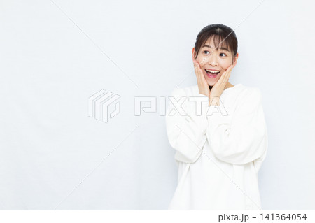 笑顔でびっくり驚いている女性 笑顔でびっくり驚いている女性 141364054