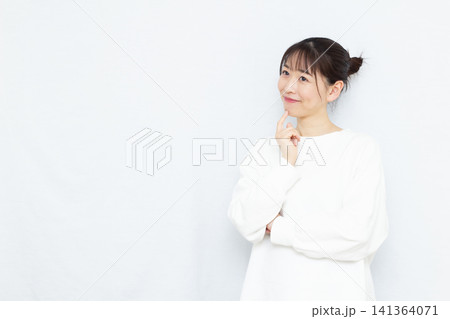 笑顔で悩んでいる女性 141364071