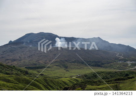 草千里から望む火山噴煙を上げる阿蘇中岳,熊本県 草千里から望む火山噴煙を上げる阿蘇中岳,熊本県 141364213