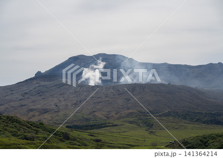 草千里から望む火山噴煙を上げる阿蘇中岳,熊本県 草千里から望む火山噴煙を上げる阿蘇中岳,熊本県 141364214