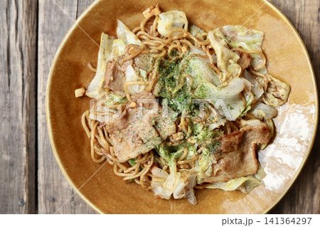 刻みニンニクと豚バラのレタスたっぷりソース焼きそば 刻みニンニクと豚バラのレタスたっぷりソース焼きそば 141364297
