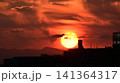街に沈みゆく夕日 141364317