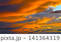 夕日に染まった美しい雲と夕空 141364319