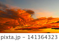 夕日に染まった美しい雲と夕空　 141364323