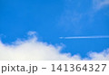 青空と白い雲の中を飛ぶジェット機  141364327