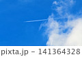 青空と白い雲の中を飛ぶジェット機 141364328