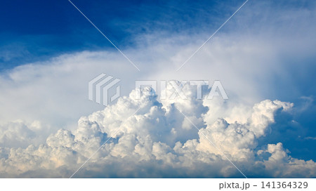夏空に力強く湧き出る積乱雲 夏空に力強く湧き出る積乱雲 141364329