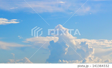 夏空に力強く湧き出る積乱雲 夏空に力強く湧き出る積乱雲 141364332