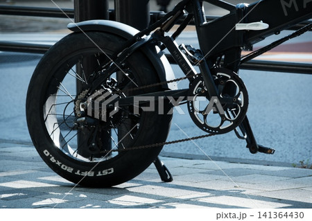 スタイリッシュな電動ファットバイクの後輪とメカニカルな車体デザイン スタイリッシュな電動ファットバイクの後輪とメカニカルな車体デザイン 141364430