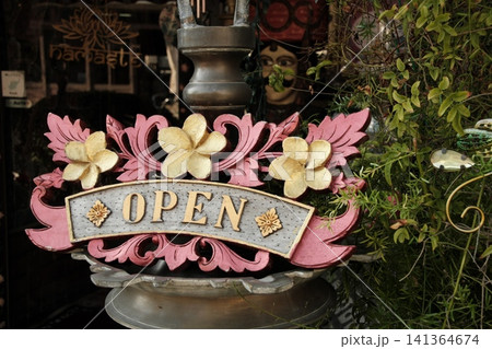 お洒落な花とリボンのアンティーク調OPEN看板・ウェルカムサイン お洒落な花とリボンのアンティーク調OPEN看板・ウェルカムサイン 141364674