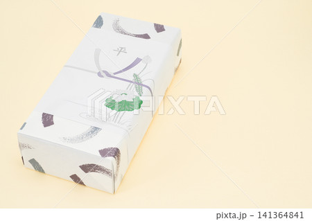 弔事用の掛け紙がかかった返礼品 弔事用の掛け紙がかかった返礼品 141364841