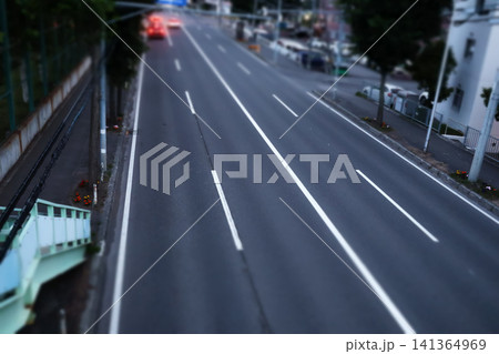 歩道橋から見た夕方の道路 歩道橋から見た夕方の道路 141364969