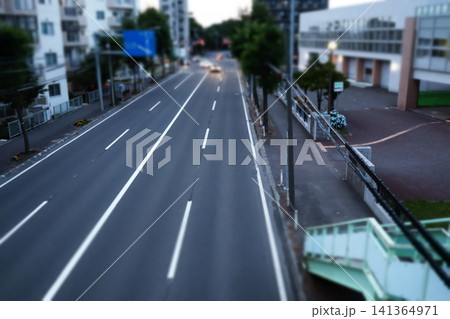 歩道橋から見た夕方の道路 141364971