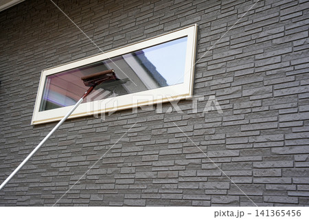 住宅イメージ 高い窓の掃除風景 住宅イメージ 高い窓の掃除風景 141365456