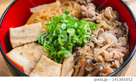 豚肉と豆腐の肉豆腐丼 しらたきとしめじ入り 豚肉と豆腐の肉豆腐丼 しらたきとしめじ入り 141365852