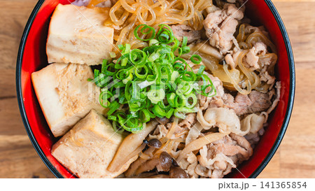 豚肉と豆腐の肉豆腐丼 しらたきとしめじ入り 豚肉と豆腐の肉豆腐丼 しらたきとしめじ入り 141365854