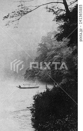 古写真 1918-1933年 京都 保津川の千鳥ヶ淵 雨中の釣り人 古写真 1918-1933年 京都 保津川の千鳥ヶ淵 雨中の釣り人 141365885